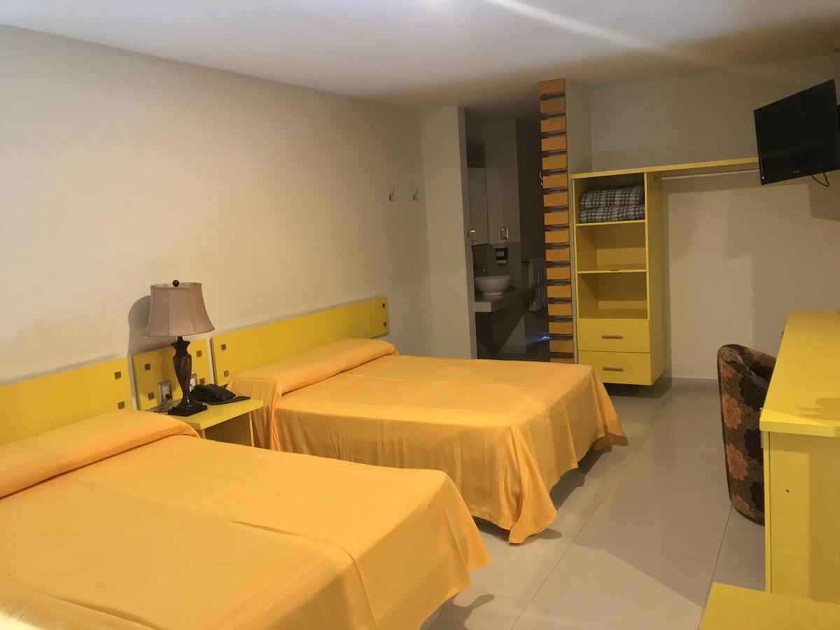 Palacio Rojo Hotel Familiar 莫雷利亚 外观 照片