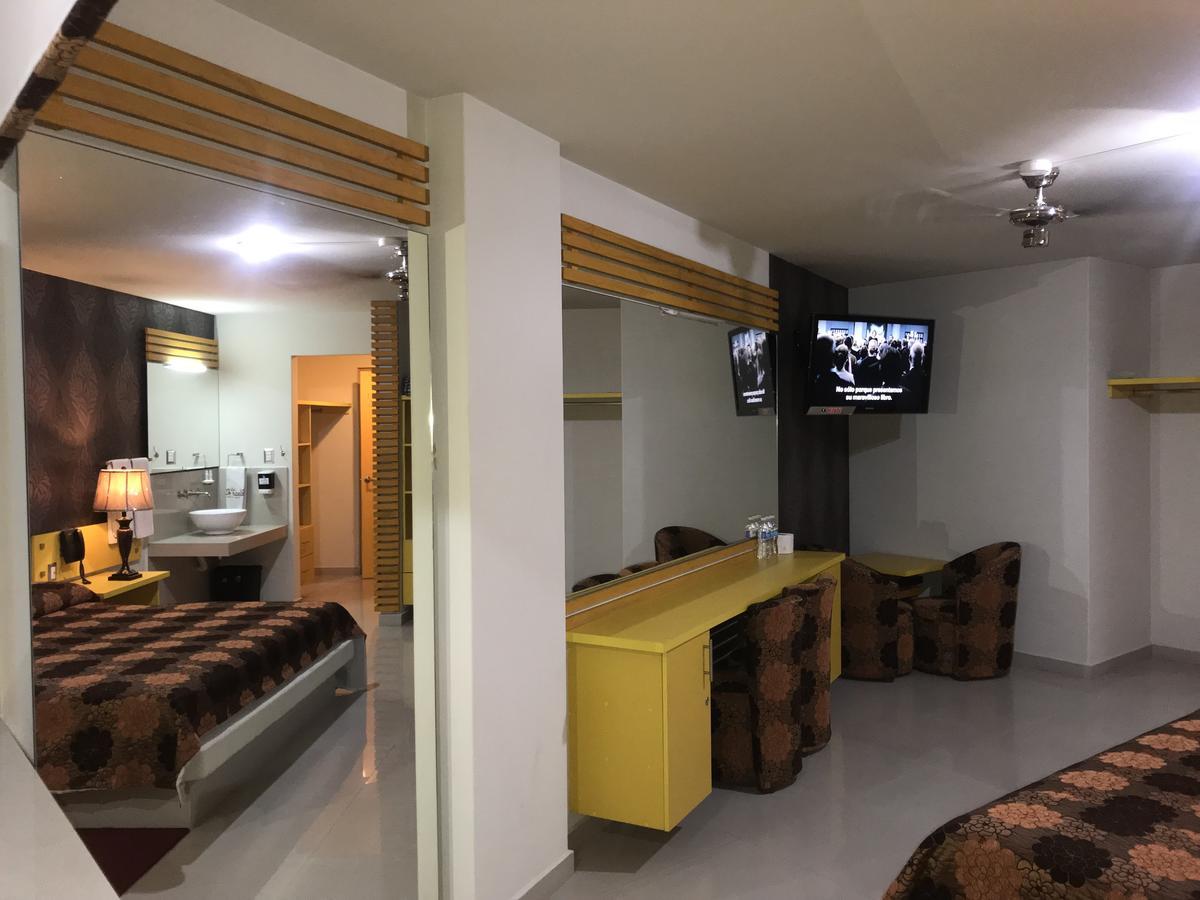 Palacio Rojo Hotel Familiar 莫雷利亚 外观 照片