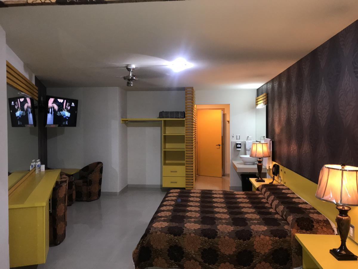 Palacio Rojo Hotel Familiar 莫雷利亚 外观 照片
